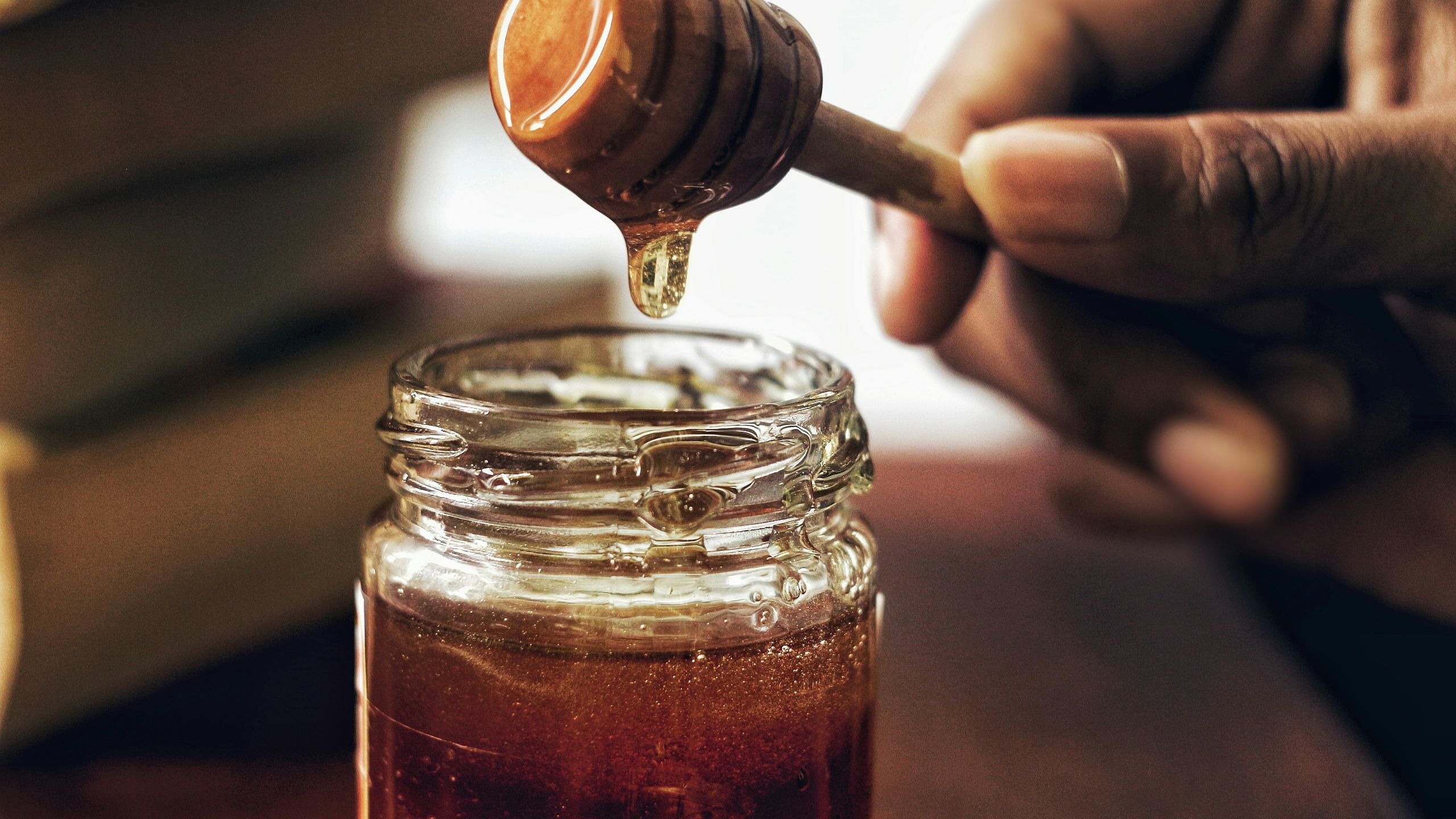 Madu Pemanis Alami Kaya Manfaat Kesehatan